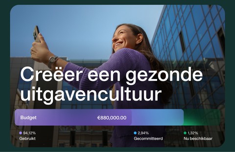 Afbeelding van een lachende vrouw die een Payhawk-kaart vasthoudt, met het onderschrift 'Creëer een gezonde uitgavencultuur' weergegeven